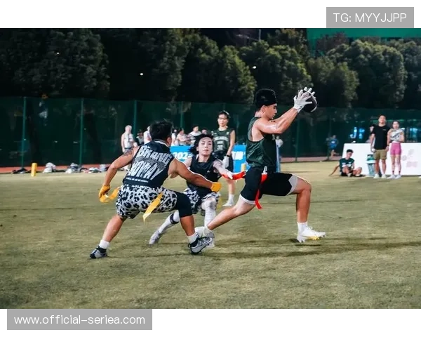 橄榄球现场互动体验区让市民亲身感受运动魅力和激情